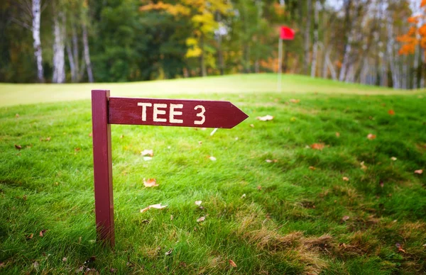 秋天高尔夫球场与绿色，三通标志 — 图库照片