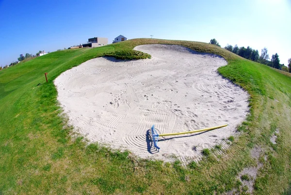 Sandbunker am Golfplatz mit Blick auf die Landschaft — Stockfoto