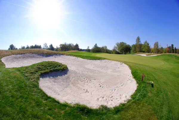 Песчаные бункеры с видом на поле для гольфа — стоковое фото