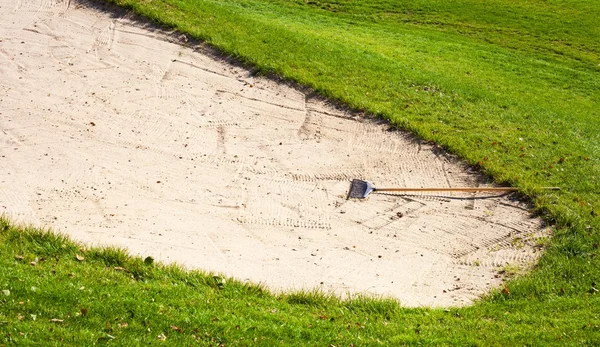 Bunker op golfbaan zand en hark — Stockfoto