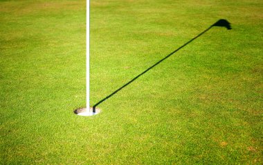 Kupa ile Golf Sahası yeşil çim arka plan