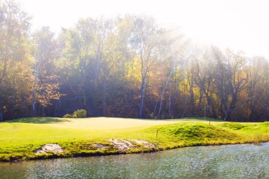 sisli sonbahar golf sahası Manzaralı