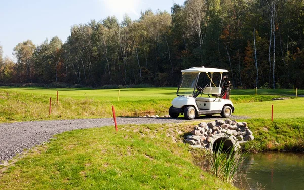 Golf-carro de coche en el campo de golf —  Fotos de Stock