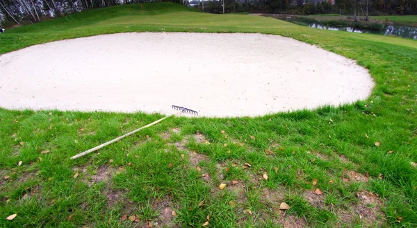 Golfbaan met zandbunker — Stockfoto