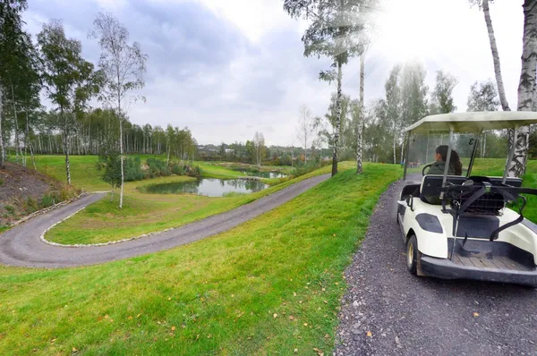 Campo de golf paisaje con carro de golf — Foto de Stock