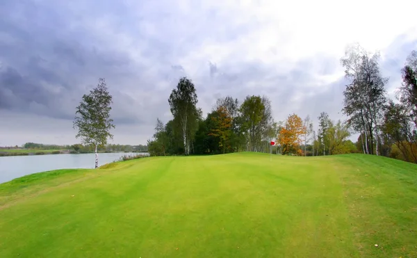 Поле для гольфа и зеленый — стоковое фото