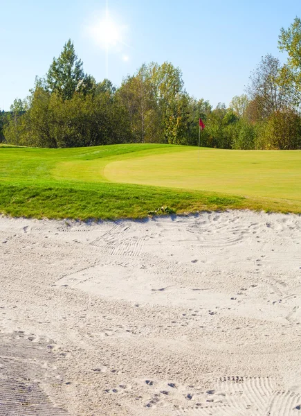 Golfové hřiště na šířku zobrazení, pole a písek bunkr — Stock fotografie