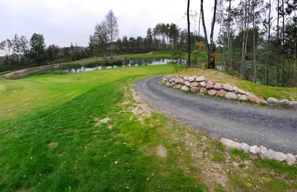 Golfové hřiště pohled krajina se silnicí — Stock fotografie