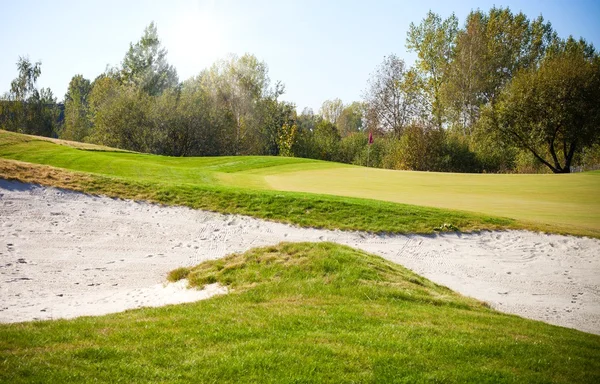 Golfové hřiště na šířku zobrazení, pole a písek bunkr — Stock fotografie