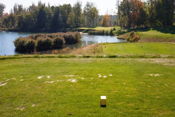 Podzimní golfové hřiště krajinu pohled zelená pole — Stock fotografie