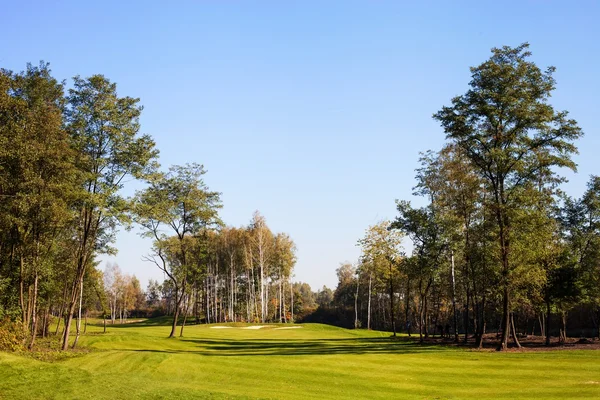 Podzimní golfové hřiště krajinu pohled zelená pole — Stock fotografie
