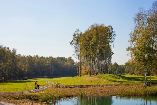 Herfst golfbaan landschap weergave groen veld — Stockfoto