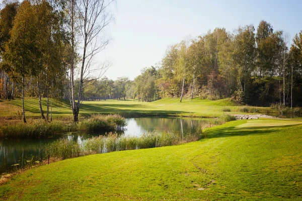 Herbst Golfplatz Landschaft Blick auf grünes Feld — Stockfoto