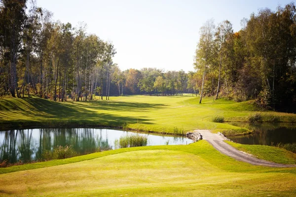 Herbst Golfplatz Landschaft Blick auf grünes Feld — Stockfoto