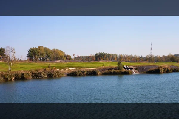 Fondo de otoño, paisaje con lago y campos verdes —  Fotos de Stock