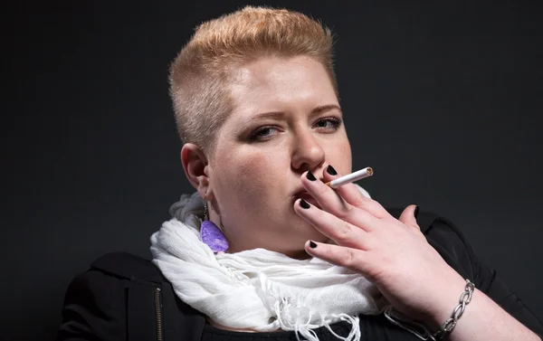 Mujer gorda con pelo corto fumar cigarrillo — Foto de Stock