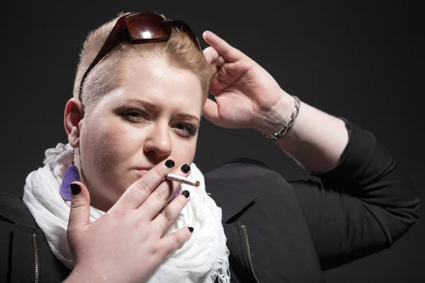 Chubby woman with short hair smoking cigarette — Stock Photo, Image