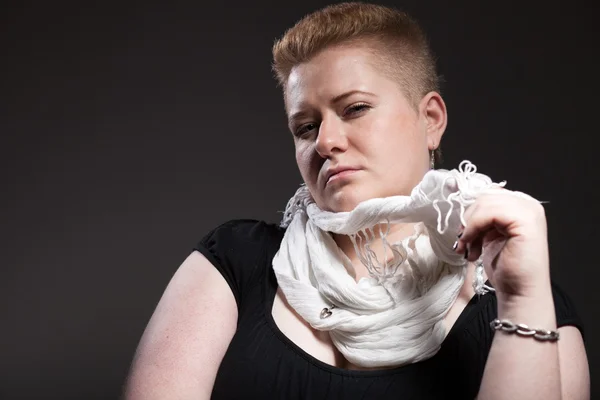 Porträtt av knubbig kvinna med vit halsduk — Stockfoto