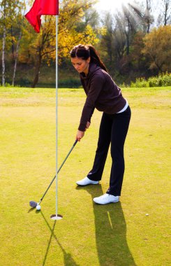 Eğitim golf kulübü ve topu. atış hazırlanıyor