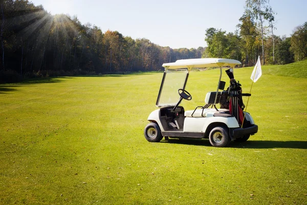 Carro de golfe no campo de golfe — Fotografia de Stock