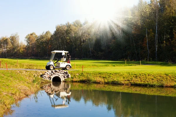 Автомобиль для гольфа на поле для гольфа — стоковое фото