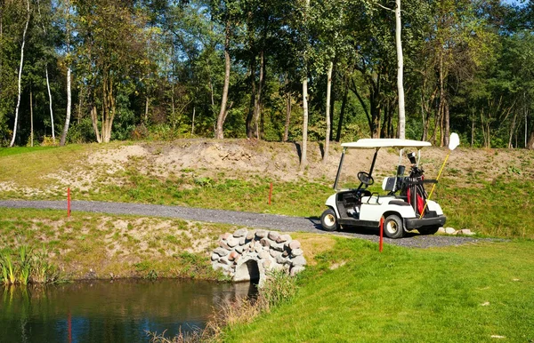 Golf-carro de coche en el campo de golf — Foto de Stock