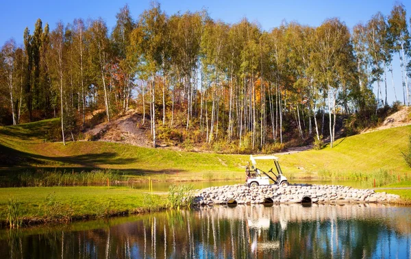 Golfový vozík aut na mostě v golfové hřiště — Stock fotografie