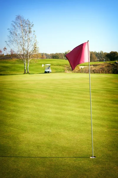 Verde do campo de golfe com carro de golfe — Fotografia de Stock