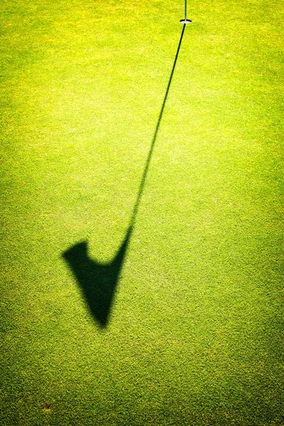 绿草领域的高尔夫球场背景、 杯子和标志 — 图库照片