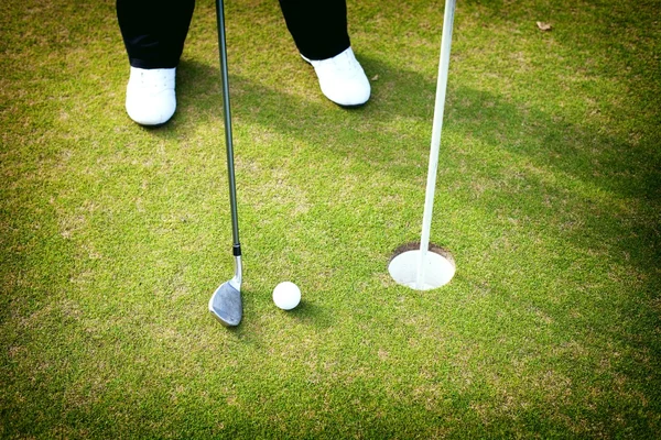 Spelen golf club en bal, voorbereidingen voor schot — Stockfoto