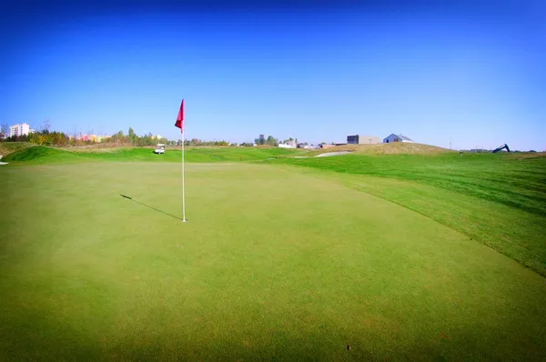 Pejzaż pole golfowe z zielony kubek — Zdjęcie stockowe