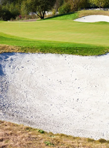 Golfbaan landschap weergave, veld en zand bunker — Stockfoto