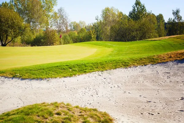 Campo de golf vista al paisaje, campo y búnker de arena —  Fotos de Stock