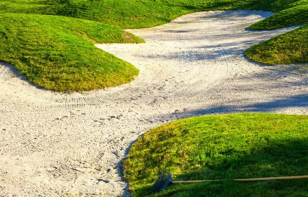 잔디와 골프 코스에 모래 벙커 — 스톡 사진