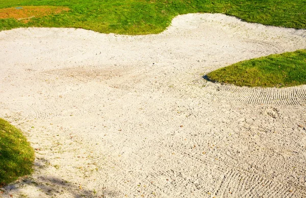 Bunker de sable sur le terrain de golf avec herbe — Photo