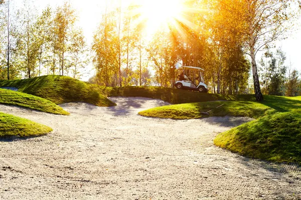 Piasek bunkier na polu golfowym z trawy — Zdjęcie stockowe