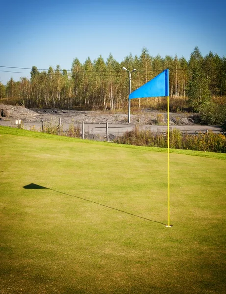 Terrain de golf dans le paysage urbain industriel — Photo