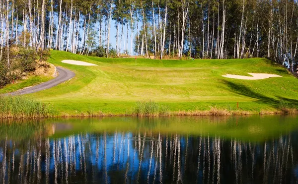 Golf course in autumn, grass field and lake — Stock Photo, Image