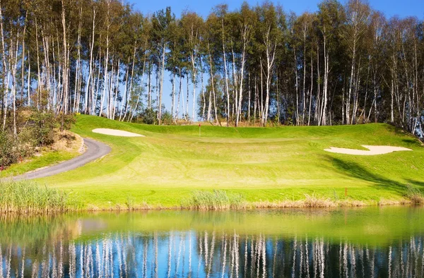 Golfbanan i höst, gräsplan och sjön — Stockfoto