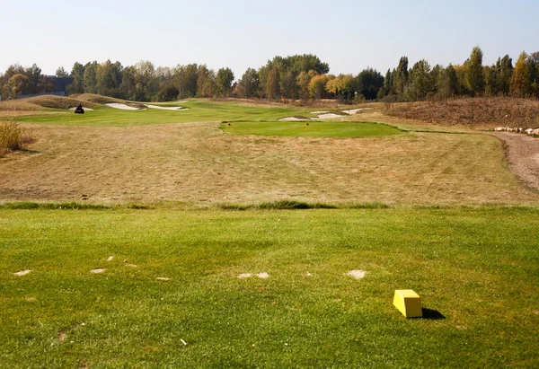 Podzimní golfové hřiště krajinu pohled zelená pole — Stock fotografie