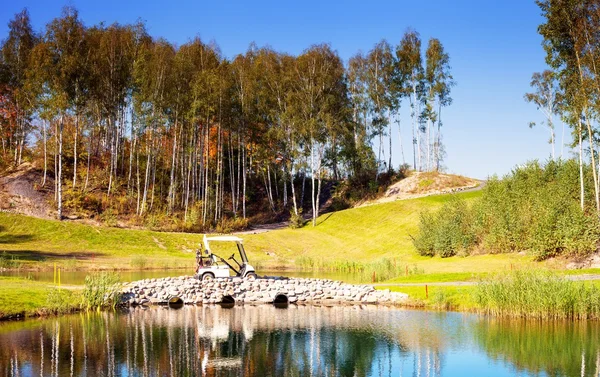 Golf course in autumn, grass field and lake — Stock Photo, Image