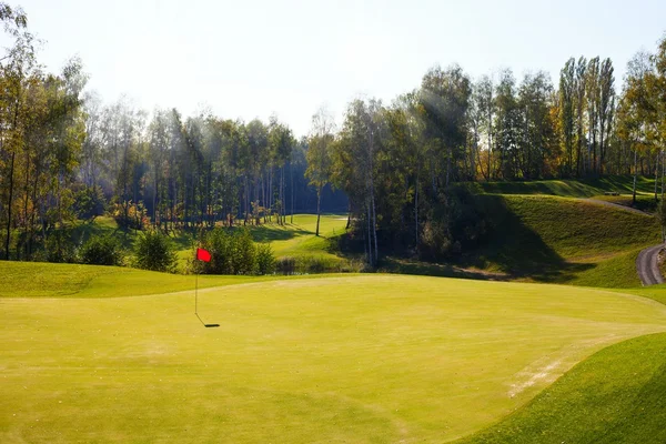 Campo de golfe no outono, campo de grama — Fotografia de Stock