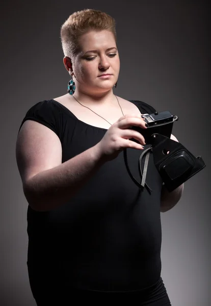 Mollige Frau fotografiert alte Kamera — Stockfoto