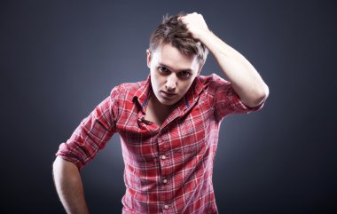 genç adam onun saçını çekme