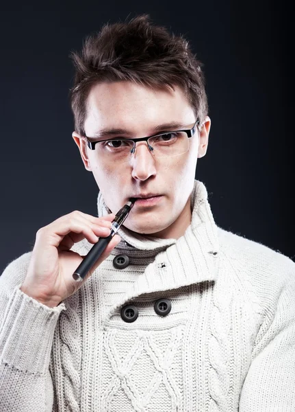 माणूस इलेक्ट्रॉनिक सिगारेट धूम्रपान करतो — स्टॉक फोटो, इमेज