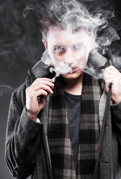 Człowiek palenia papierosów elektronicznych — Zdjęcie stockowe