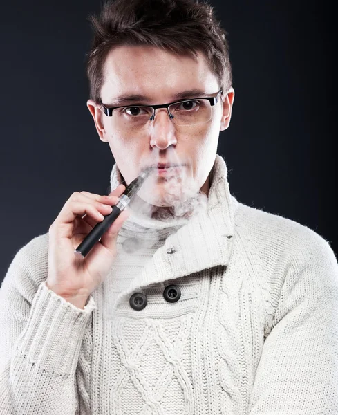 Man smoking electronic cigarette — Stock Photo, Image