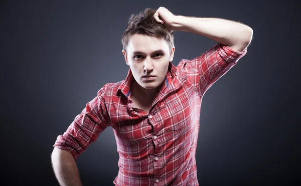 Młody mężczyzna wyciągając włosy — Zdjęcie stockowe