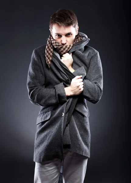 Young man in winter clothes shivering from cold — Stock Photo, Image