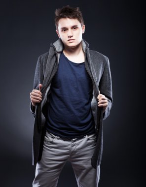 yakışıklı delikanlı kabanlı